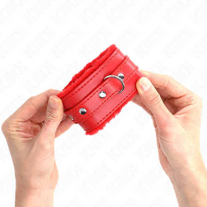 KINK - MENOTTES EN FOURRURE ROUGE REMBOURRÉES DE QUALITÉ SUPÉRIEURE AVEC SANGLE ROUGE RÉGLABLE 17-29 CM X 6 CM