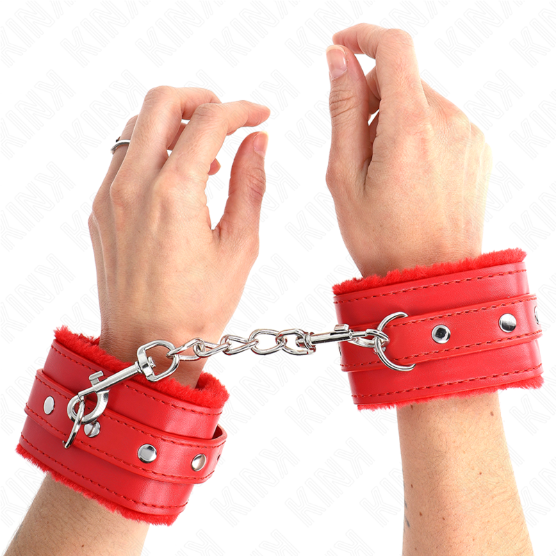 KINK - MENOTTES EN FOURRURE ROUGE REMBOURRÉES DE QUALITÉ SUPÉRIEURE AVEC SANGLE ROUGE RÉGLABLE 17-29 CM X 6 CM