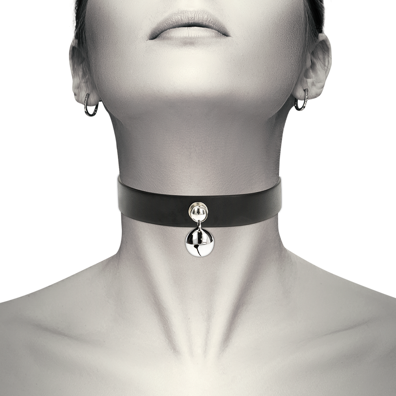 Coquette collar cuero vegano accesorio woman cascabel