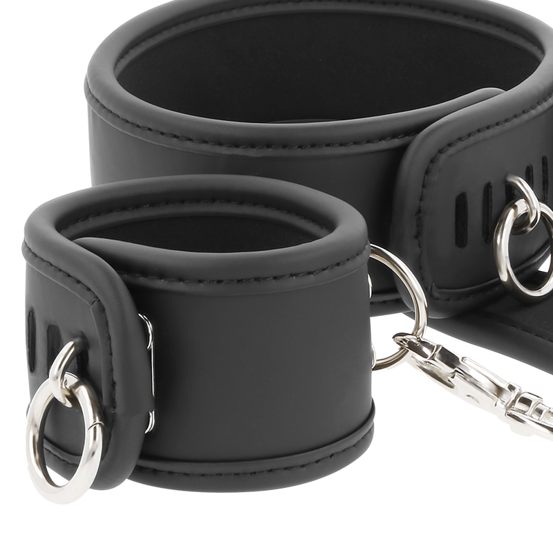 Collare Fetish submissive con manette e catena in metallo